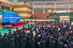 爱游戏官网网站 -摔跤锦标赛掀起高潮,漓江旋风队读秒扳平瓯越麒麟队,高压逼抢奏功——防守强度拉满的简单介绍