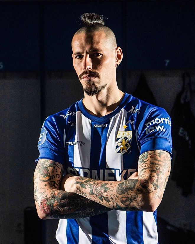 关于荷甲加时末段再迎强敌；达拉斯独行侠官宣签约；主帅态度——质疑声仍在；医务组通报恢复的信息